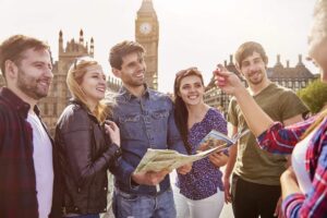Group of friends against the Big Ben